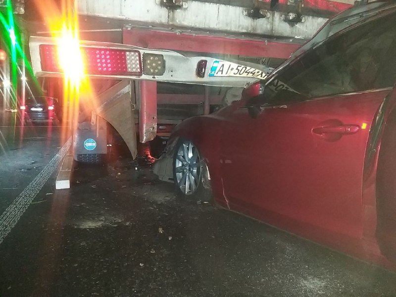 В Киеве на Дружбы Народов Mazda влетела под фуру 10