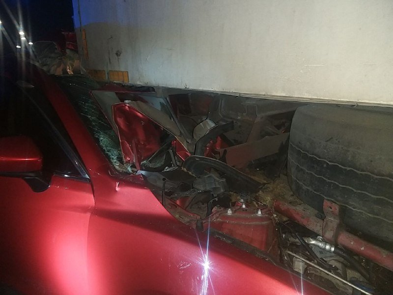 В Киеве на Дружбы Народов Mazda влетела под фуру 11