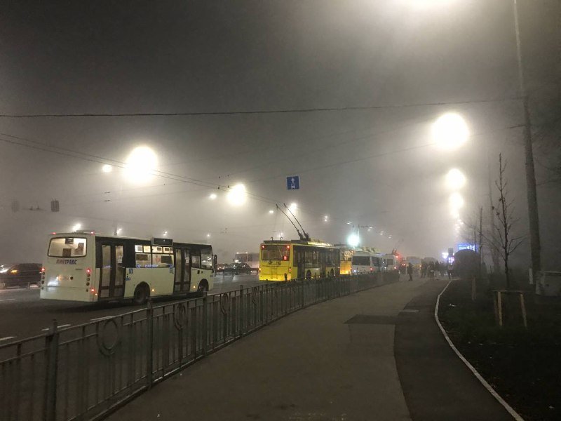 Киев окутал густой туман: как выглядят улицы столицы в белой мгле 3