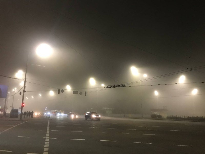 Киев окутал густой туман: как выглядят улицы столицы в белой мгле 4