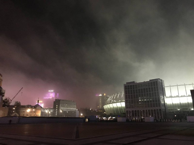 Киев окутал густой туман: как выглядят улицы столицы в белой мгле 6