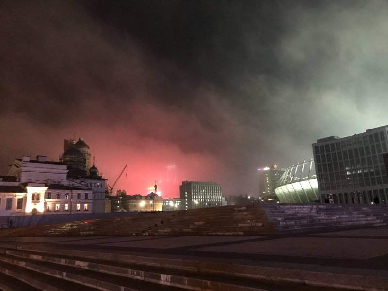 Киев окутал густой туман: как выглядят улицы столицы в белой мгле 7