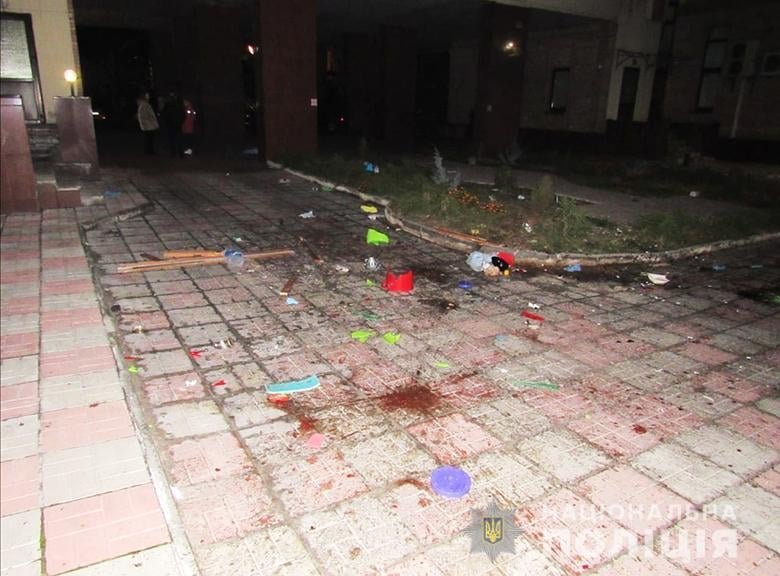 В Киеве мужчина выбрасывал из окна бутылки, банки и спортинвентарь на припаркованные автомобили 1