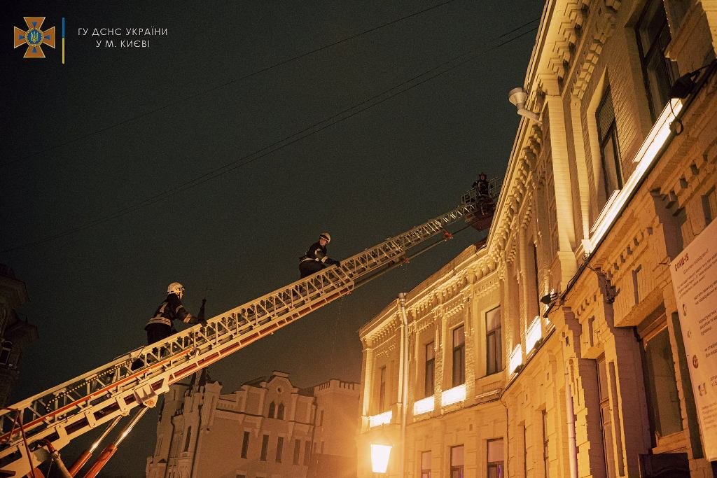 В Киеве на Андреевском спуске горел бар 2