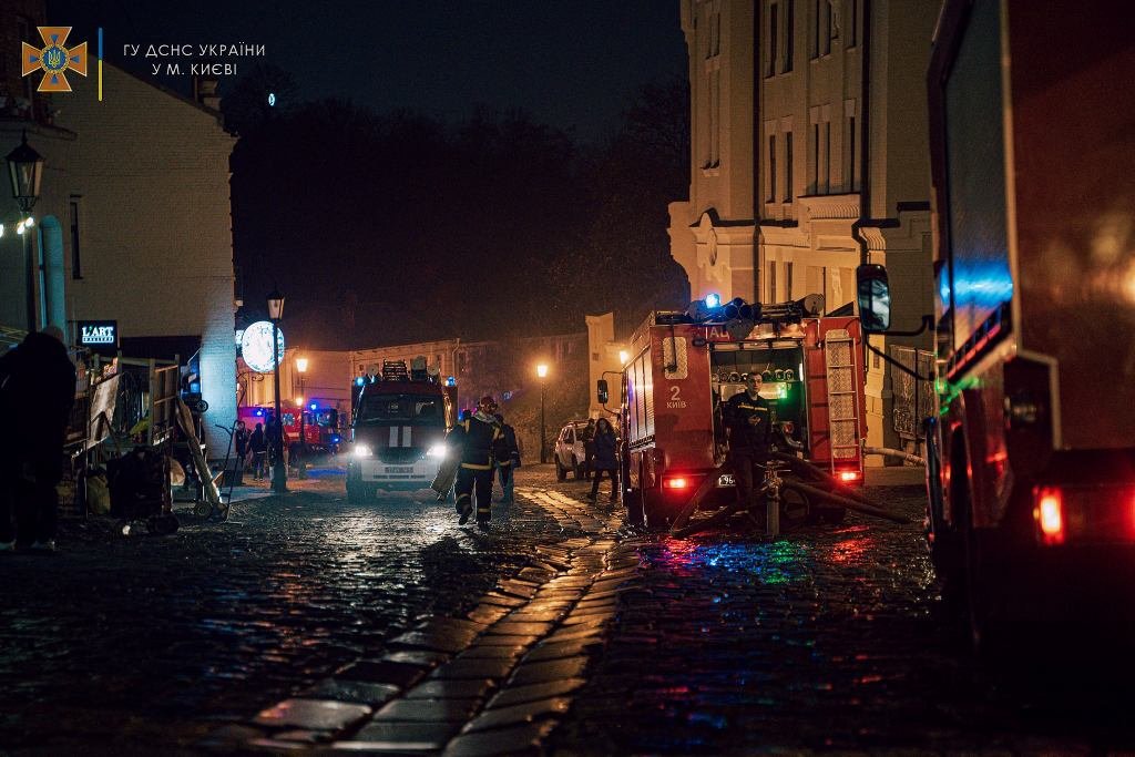 В Киеве на Андреевском спуске горел бар 6