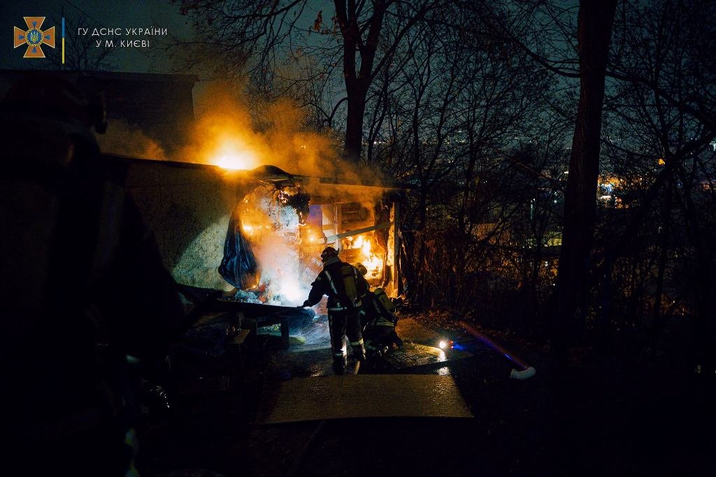 В Киеве на Андреевском спуске горел бар 8