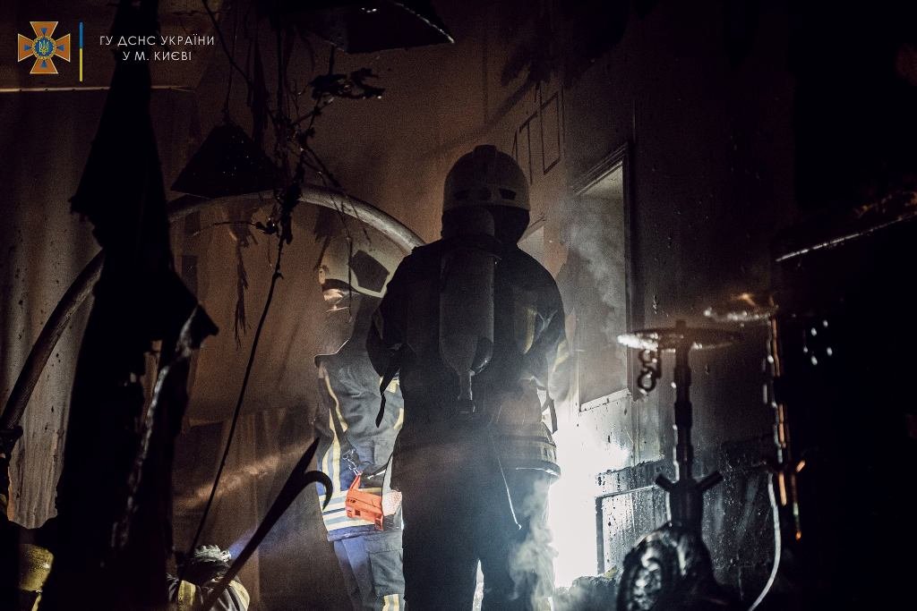 В Киеве на Андреевском спуске горел бар 9