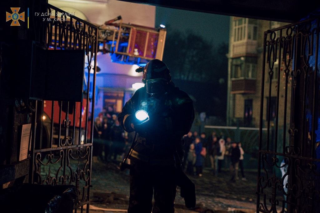 В Киеве на Андреевском спуске горел бар 10