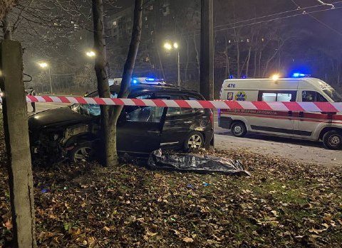 В Киеве водителю такси стало плохо за рулем: автомобиль слетел с дороги и остановился в дереве 2