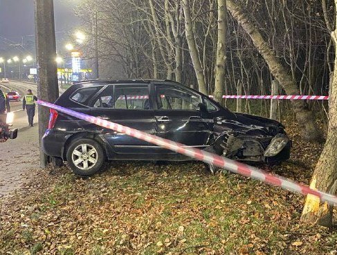 В Киеве водителю такси стало плохо за рулем: автомобиль слетел с дороги и остановился в дереве 3