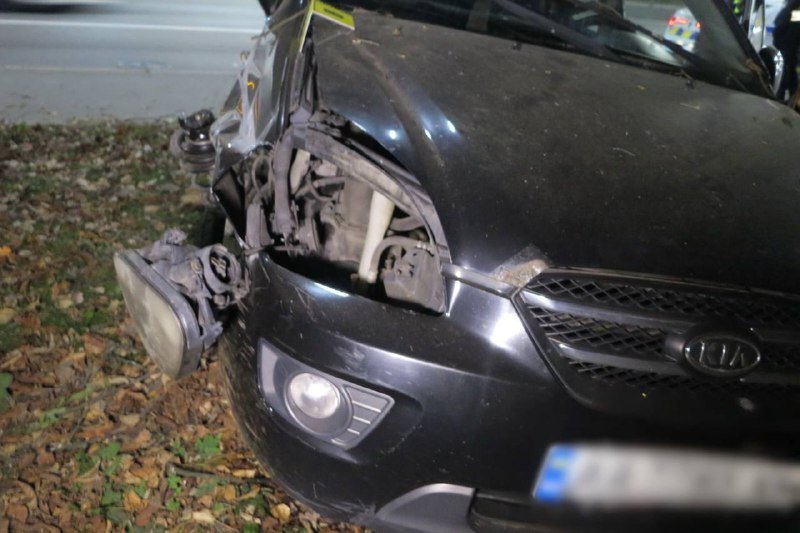 В Киеве водителю такси стало плохо за рулем: автомобиль слетел с дороги и остановился в дереве 7