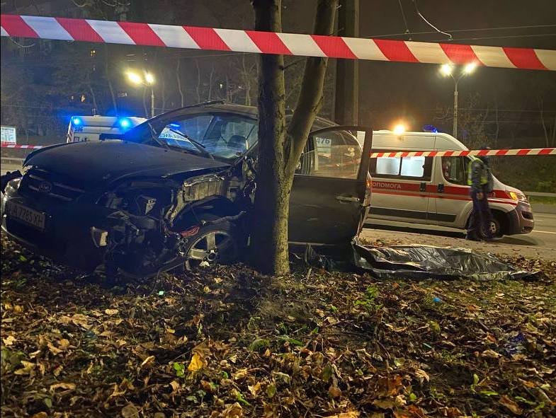 В Киеве водителю такси стало плохо за рулем: автомобиль слетел с дороги и остановился в дереве 9