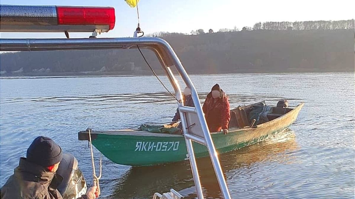 Под Киевом полиция поймала пьяного лодочника 2