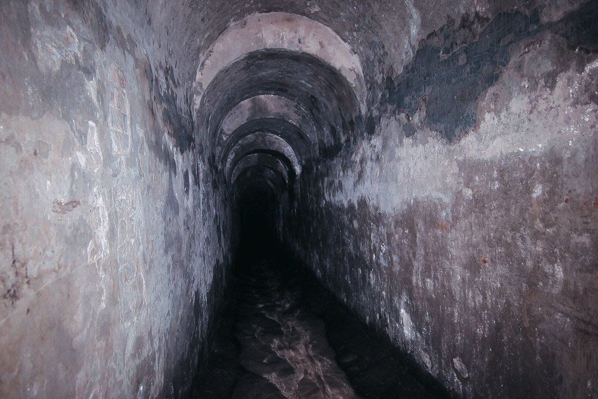 Вниз спускающиеся туннели строили специально каскадами, для укрепления потолка Вниз спускающиеся туннели строили специально каскадами, для укрепления потолка