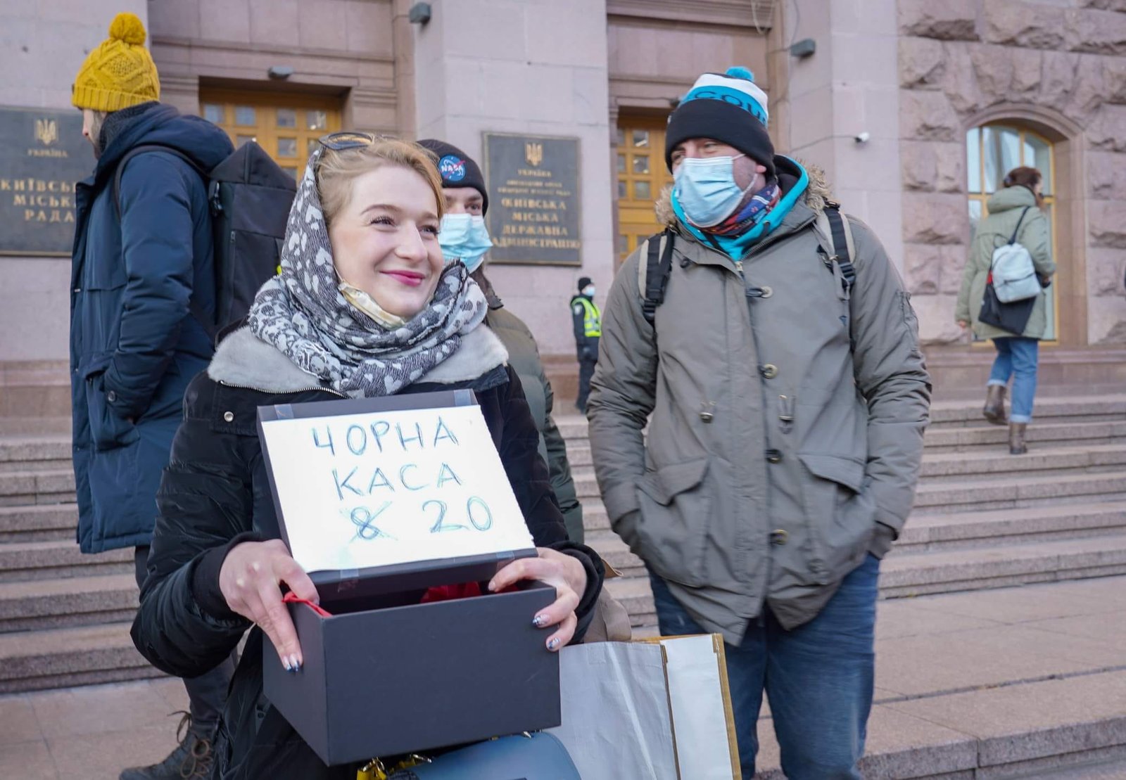 В Киеве под зданием мэрии собрались недовольные поднятием цен на проезд в транспорте 2