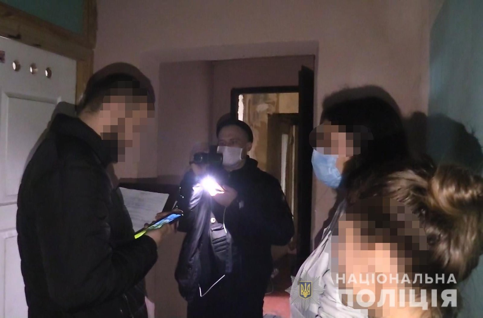 Ножевые на шее и груди: в Киеве на Троещине женщина нашла своего сына мертвым 1