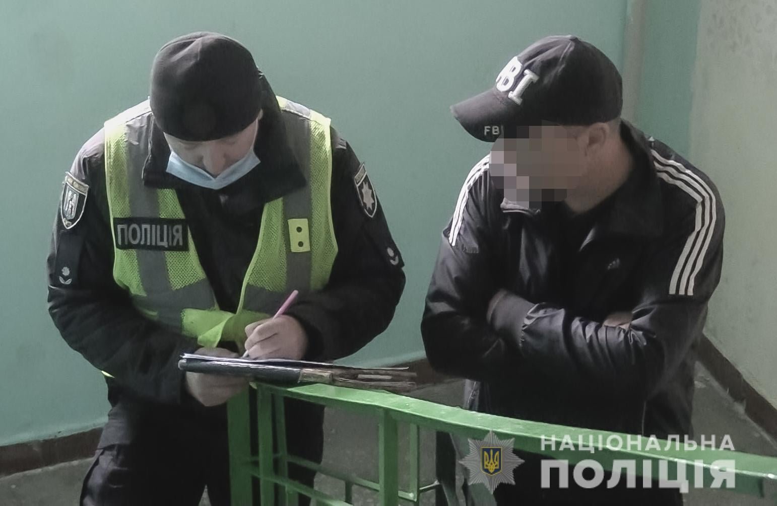 Ножевые на шее и груди: в Киеве на Троещине женщина нашла своего сына мертвым 2