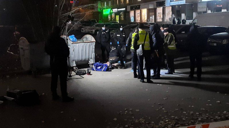 В Киеве бездомный нашел отрезанные ноги человека в мусорном баке 4