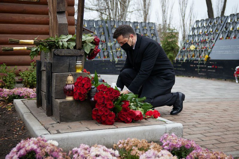 День Достоинства и Свободы 2022: в Киеве на Аллею Героев Небесной Сотни несут цветы 1