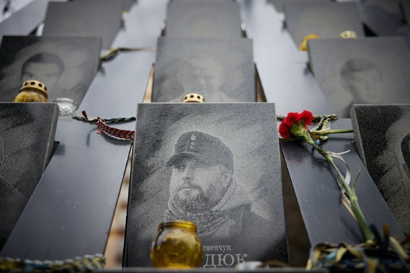 День Достоинства и Свободы 2022: в Киеве на Аллею Героев Небесной Сотни несут цветы 2