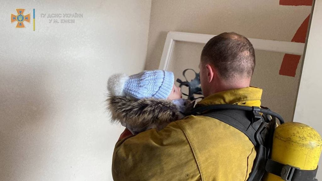 В Киеве в многоэтажке загорелись электрощитовые на 11 этажах: из дома эвакуировали 31 человека 1