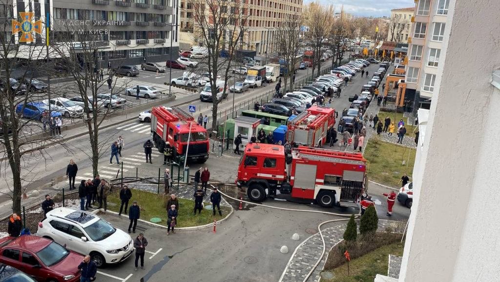 В Киеве в многоэтажке загорелись электрощитовые на 11 этажах: из дома эвакуировали 31 человека 2