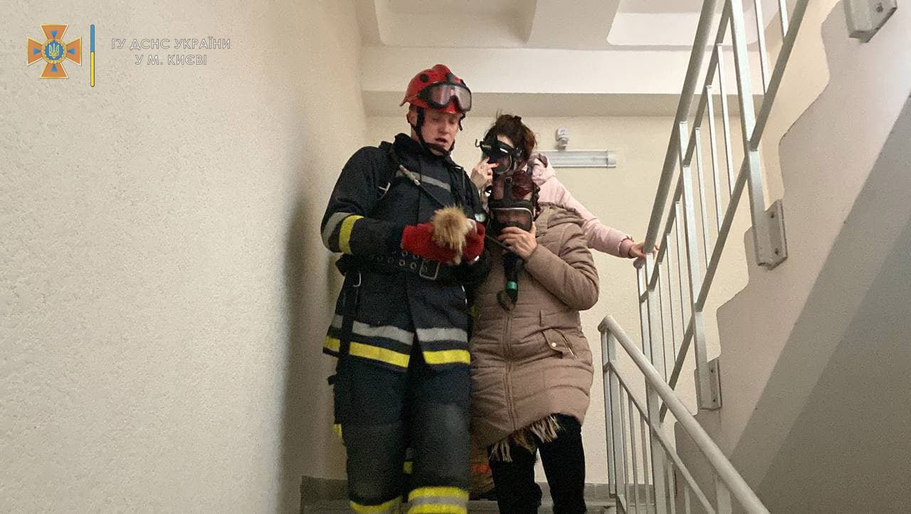 В Киеве в многоэтажке загорелись электрощитовые на 11 этажах: из дома эвакуировали 31 человека 4