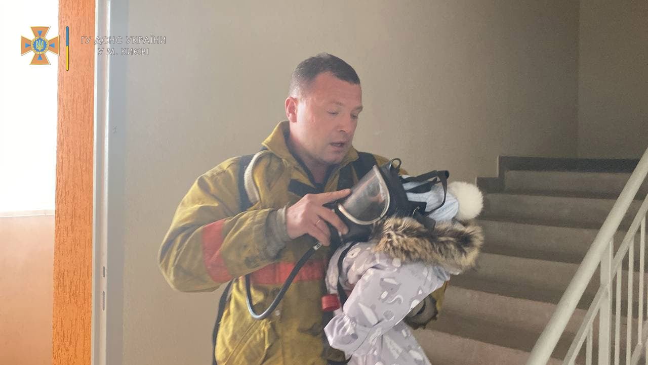 В Киеве в многоэтажке загорелись электрощитовые на 11 этажах: из дома эвакуировали 31 человека 5