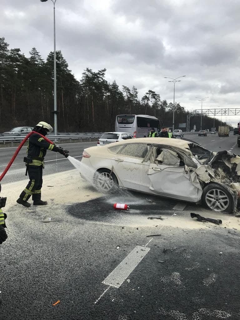 В Киеве на Бориспольском шоссе от столкновения с грузовиком загорелся Ford Fusion 1