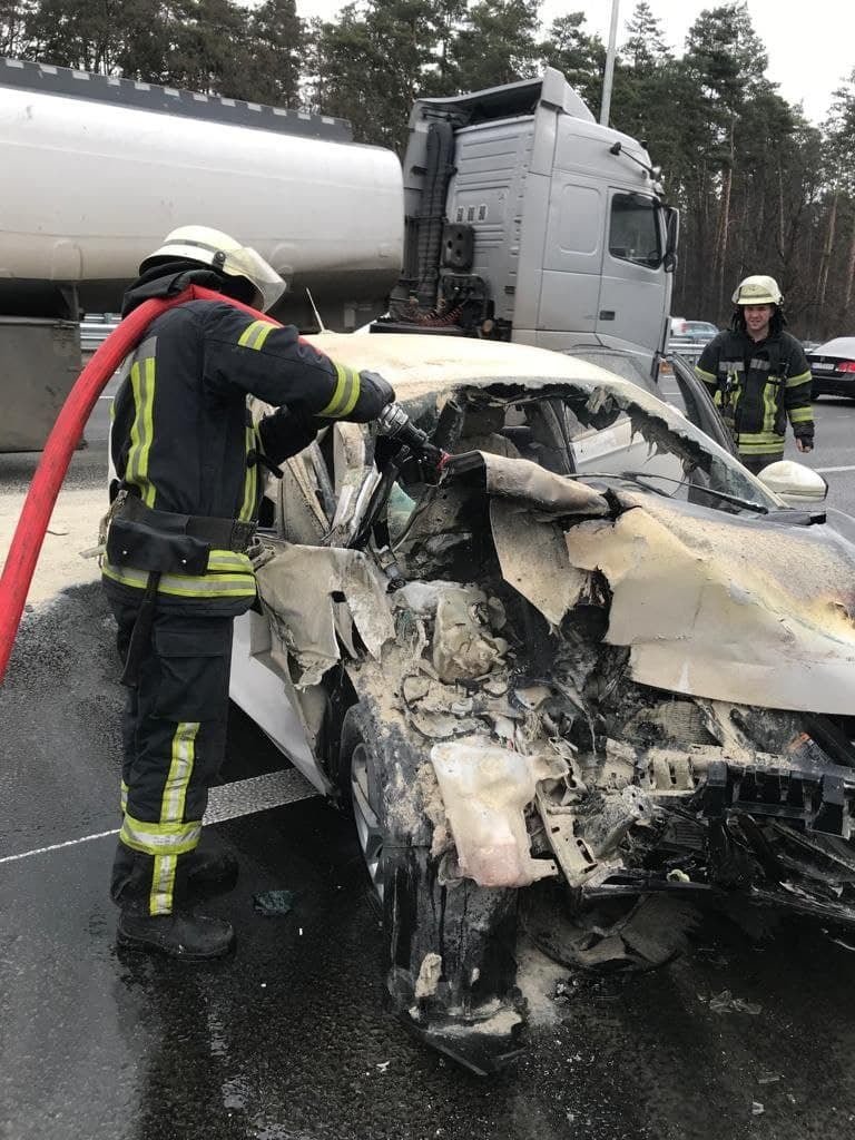 В Киеве на Бориспольском шоссе от столкновения с грузовиком загорелся Ford Fusion 2