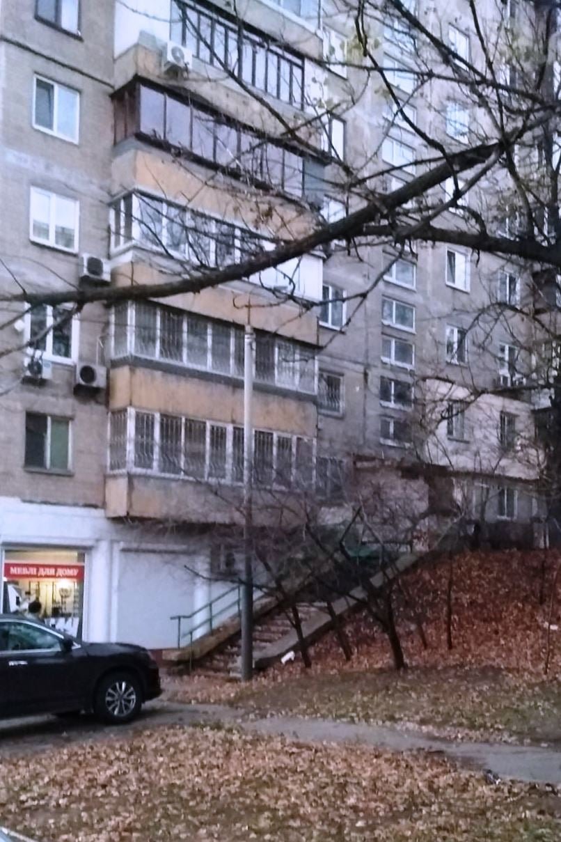 В Киеве штормовым ветром повалило более сотни деревьев 13