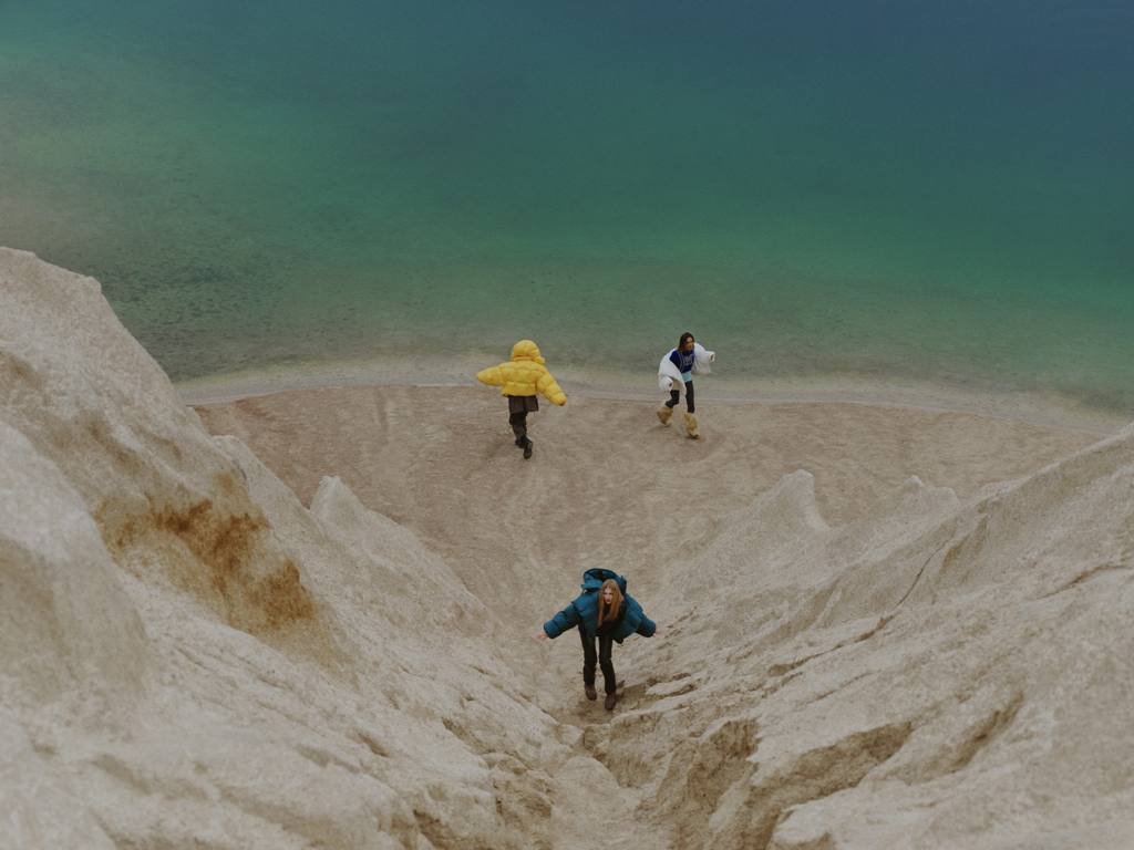 Легендарное одеяло-пуховик: Даша Кацурина выпустила новую зимнюю коллекцию 2