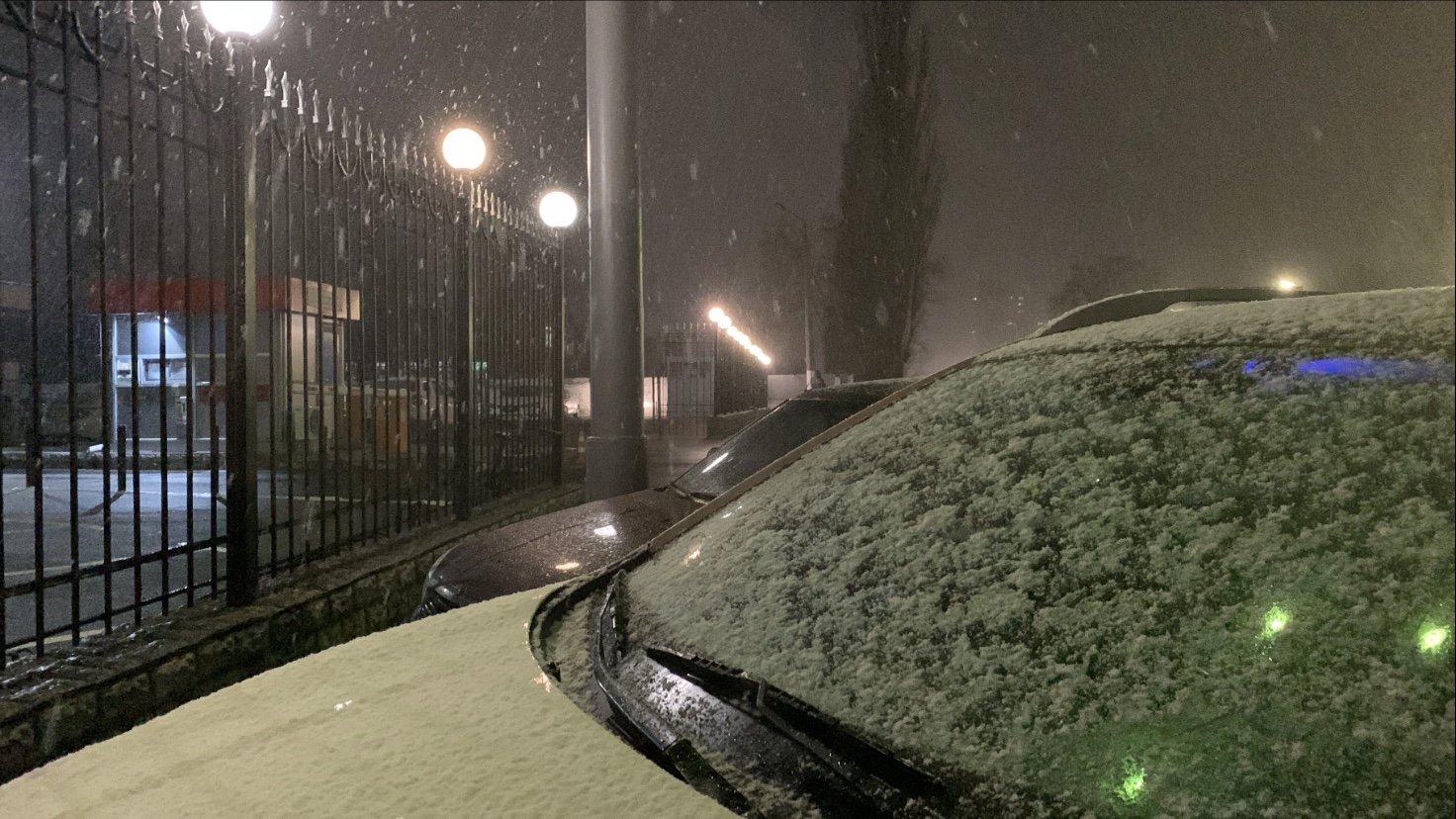 Киев начало засыпать снегом: первые фото и видео с улиц города 1