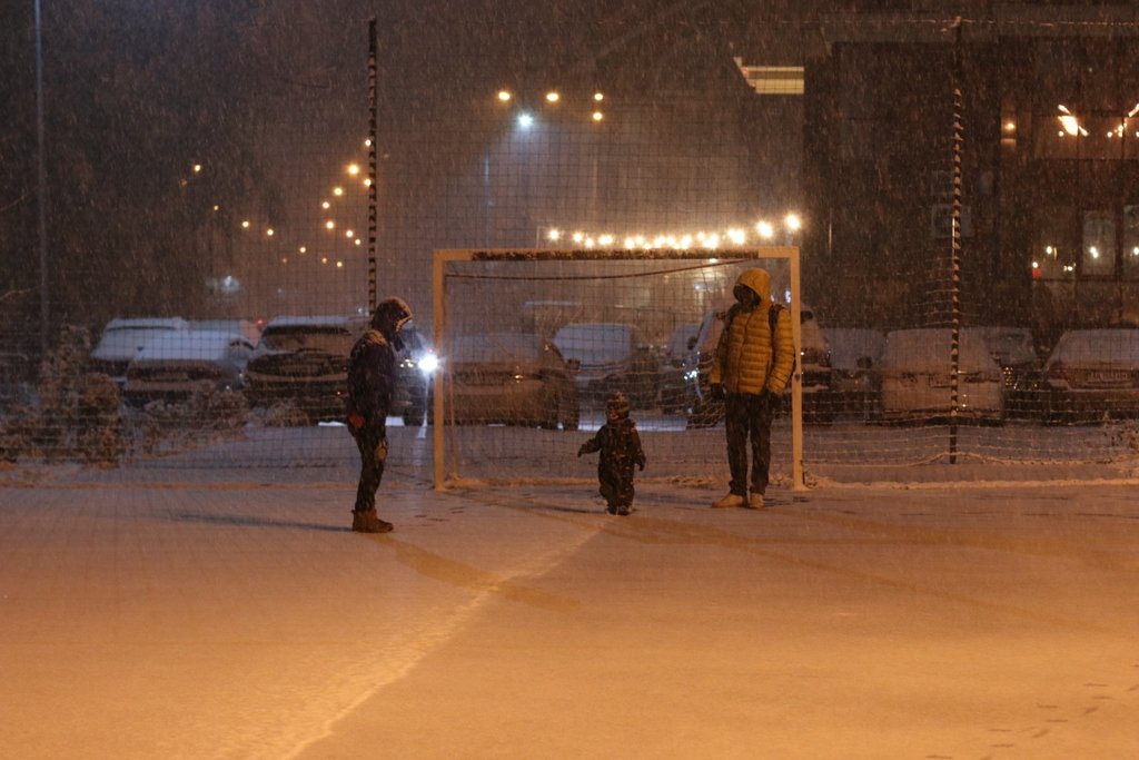 Первый снег в Киеве: фоторепортаж с заснеженных улиц 23