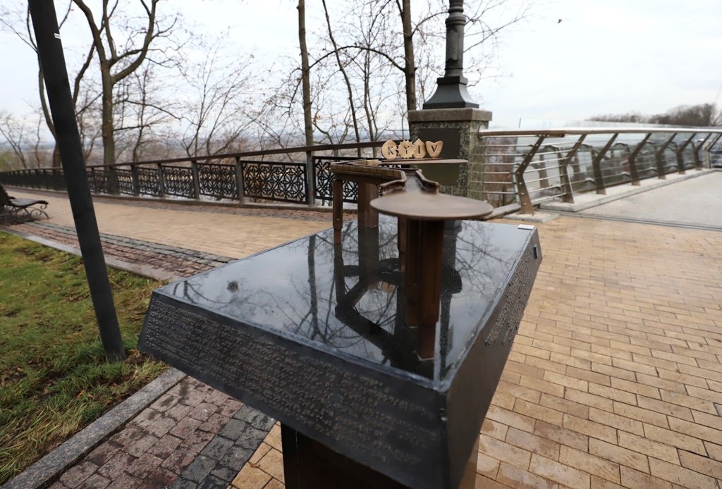 В Киеве на Владимирской горке открыли миниатюру пешеходно-велосипедного моста 1