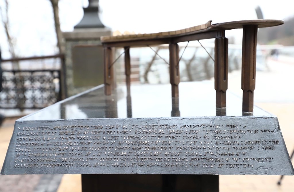 В Киеве на Владимирской горке открыли миниатюру пешеходно-велосипедного моста 2