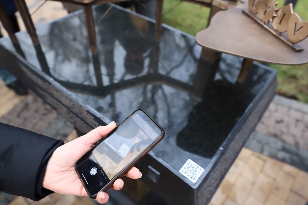 В Киеве на Владимирской горке открыли миниатюру пешеходно-велосипедного моста 3