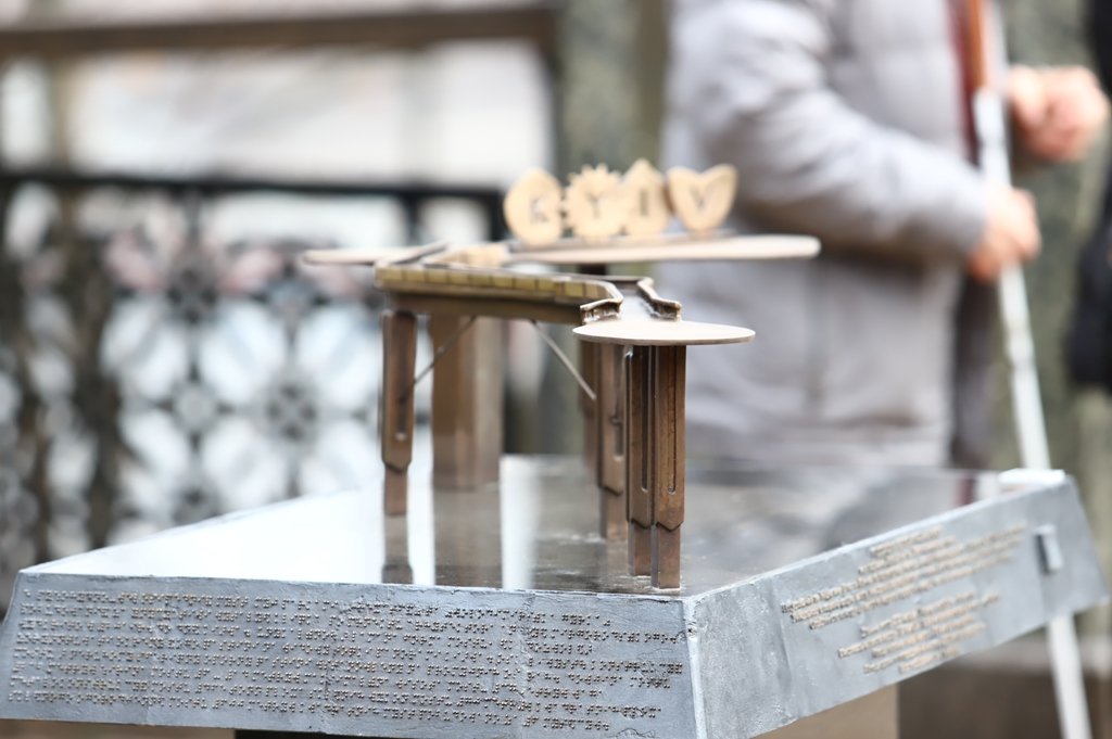 В Киеве на Владимирской горке открыли миниатюру пешеходно-велосипедного моста 4