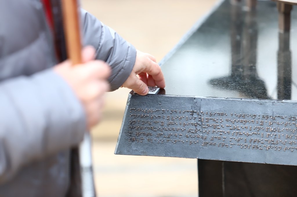 В Киеве на Владимирской горке открыли миниатюру пешеходно-велосипедного моста 5