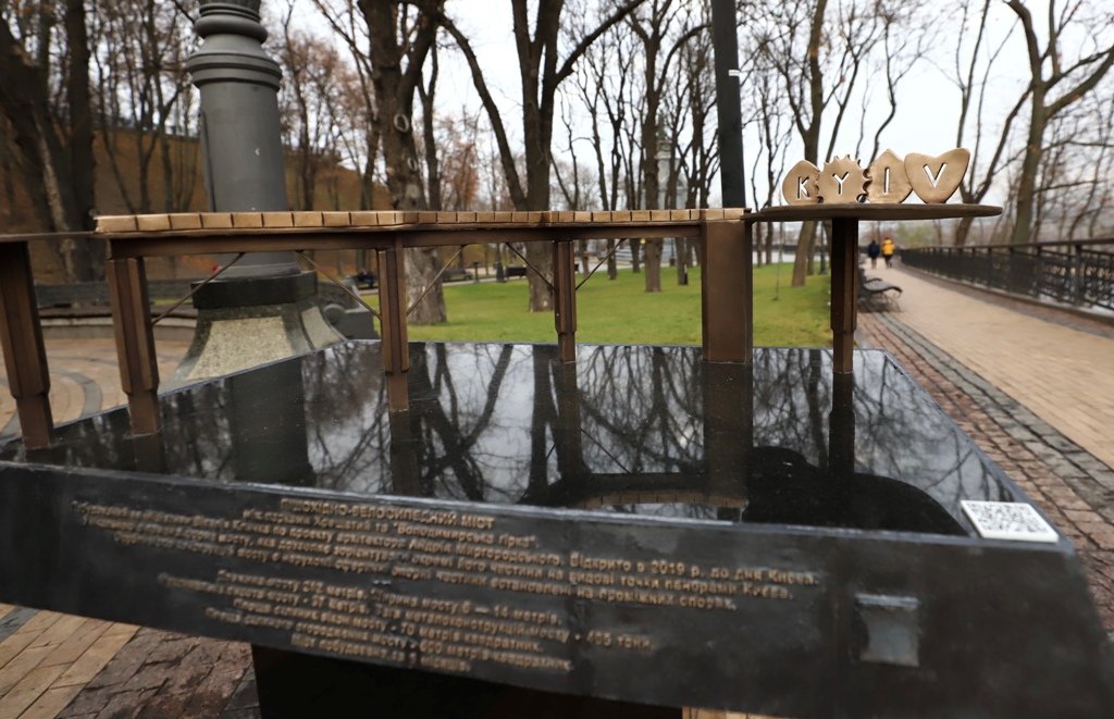 В Киеве на Владимирской горке открыли миниатюру пешеходно-велосипедного моста 6