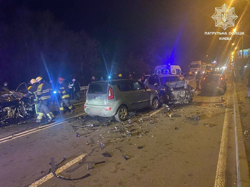 В Киеве на Минском проспекте столкнулись 4 машины: пострадавших увезла скорая 2