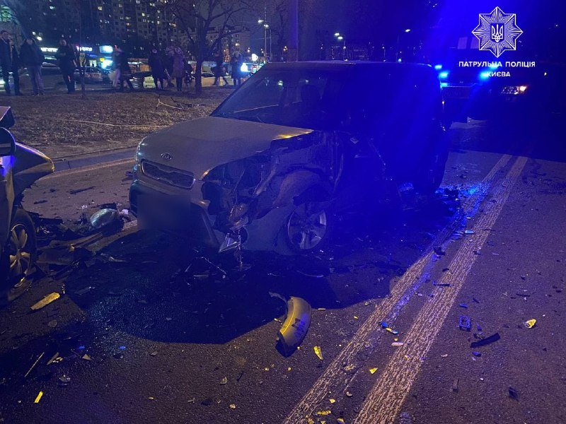 В Киеве на Минском проспекте столкнулись 4 машины: пострадавших увезла скорая 3