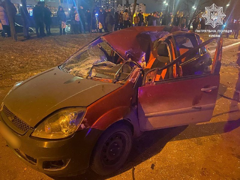 В Киеве на Минском проспекте столкнулись 4 машины: пострадавших увезла скорая 4