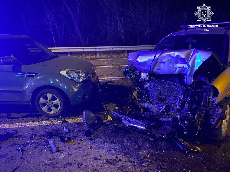 В Киеве на Минском проспекте столкнулись 4 машины: пострадавших увезла скорая 5