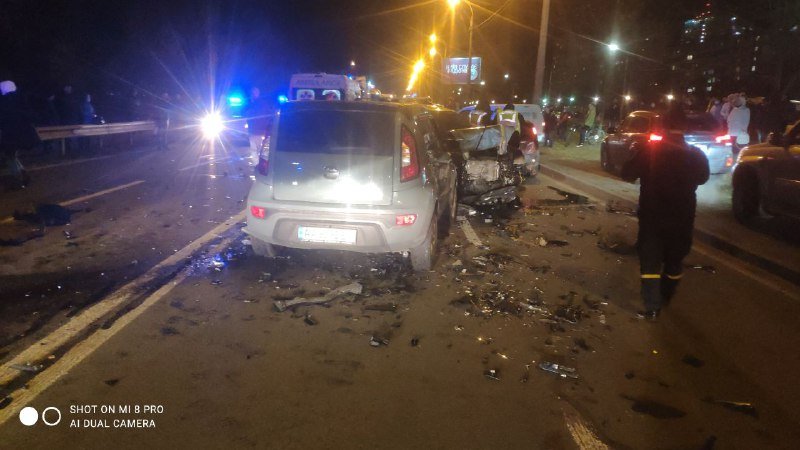 В Киеве на Минском проспекте столкнулись 4 машины: пострадавших увезла скорая 7