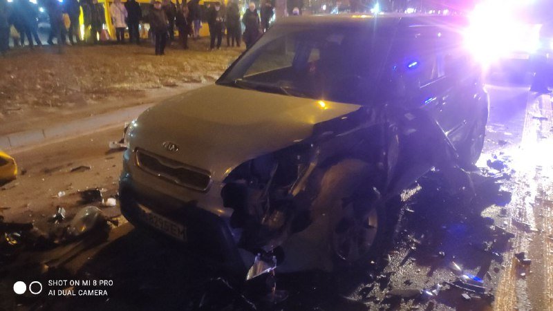 В Киеве на Минском проспекте столкнулись 4 машины: пострадавших увезла скорая 8