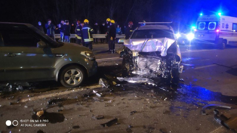 В Киеве на Минском проспекте столкнулись 4 машины: пострадавших увезла скорая 9