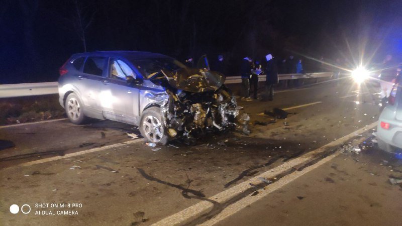 В Киеве на Минском проспекте столкнулись 4 машины: пострадавших увезла скорая 12