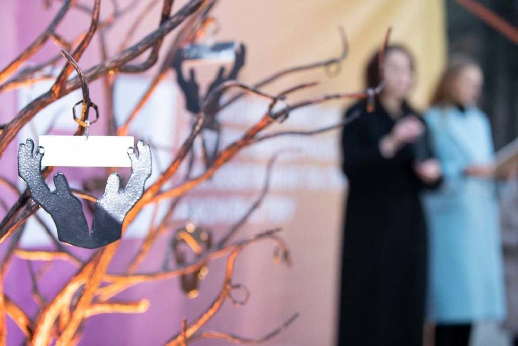 В Киеве установили мини-скульптуру «Дерево помощи»: где посмотреть и что она значит 1