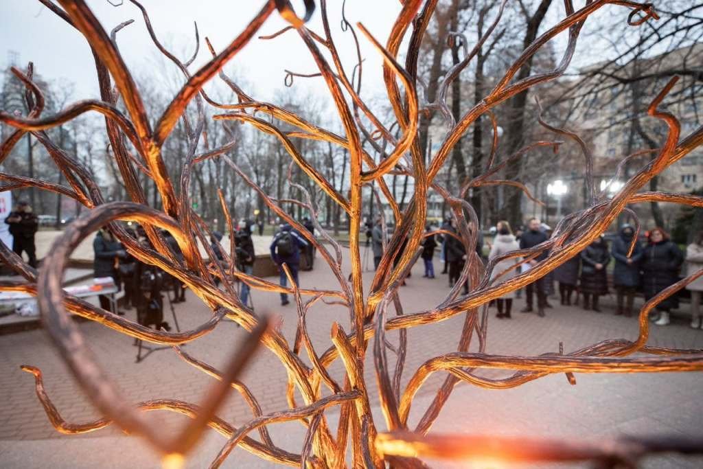 В Киеве установили мини-скульптуру «Дерево помощи»: где посмотреть и что она значит 2